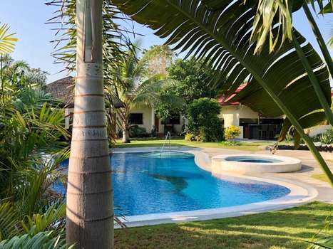www.strutzartgardenresort.com