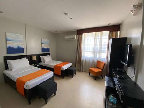 www.holidaysuites.ph