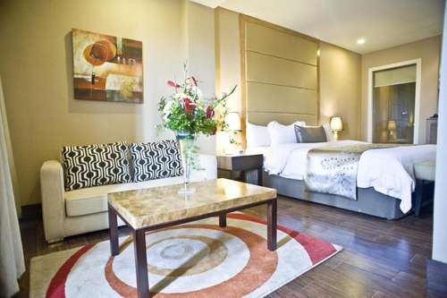 www.goldberrysuites.com
