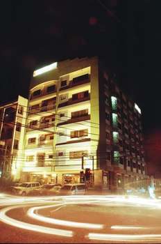 www.goldenpinehotel.net