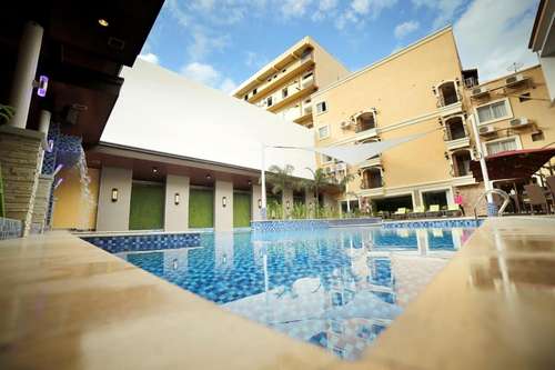 www.villacacereshotel-naga.com
