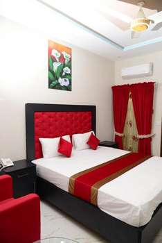 www.hoteldeluxepk.com