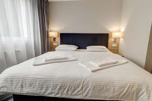 www.hoteldobosz.eu