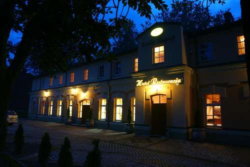 www.hotelcarskiekoszary.pl