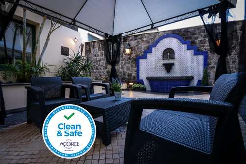 www.hotelcamoes.com