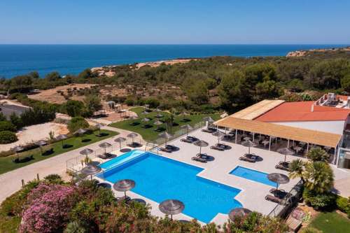 www.vilaalbaresort.com