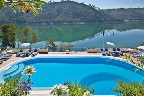 www.lagoazulecohotel.com