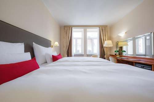 www.uhotel.si