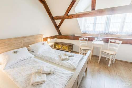 www.hotellinhart.si