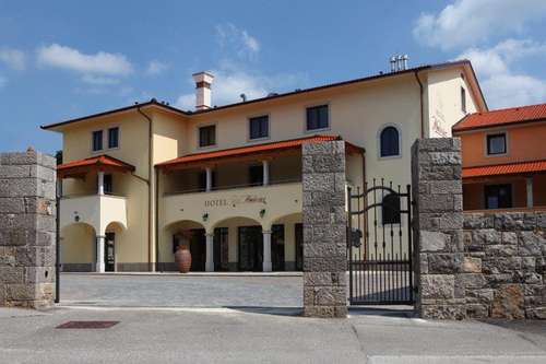 www.hotel-malovec.si