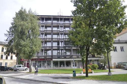 www.grajski-dvor.si