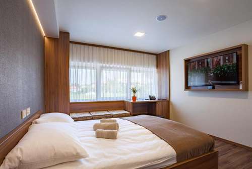 www.hotel-pomaranca.si