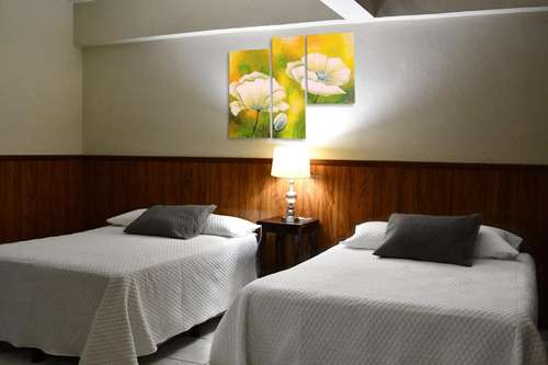 www.hotelmanantiales.com.sv