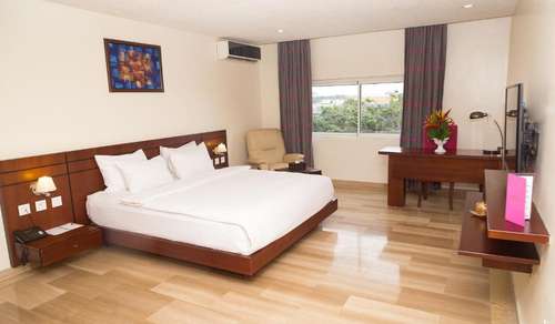 www.hoteldugolfe-lome.com