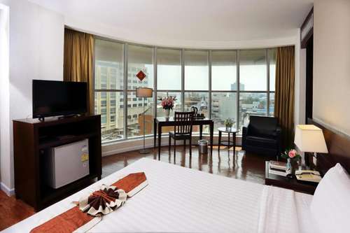 www.goldencrowngrandhotel.com