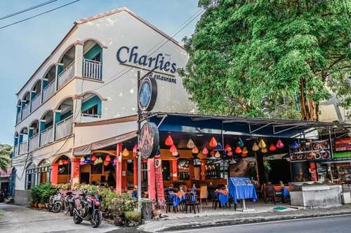 www.sugarinnphuket.com