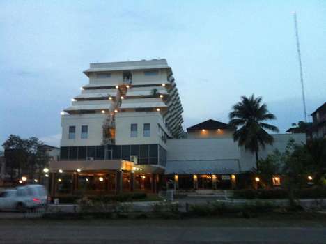www.chumphon-paradorn.com