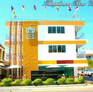 www.thatphanomriverviewhotel.com