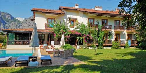 www.efehotelgocek.com