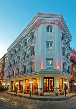 www.magnaurapalacehotel.com