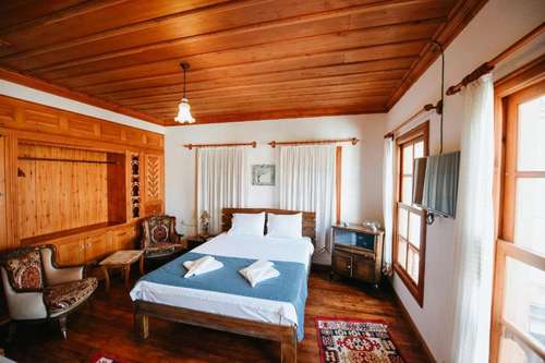 www.otelmanolian.com