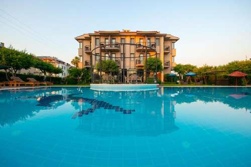www.goldenmoonhotel.com