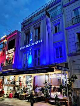 www.hotelbrokencolumn.com