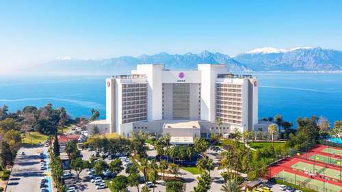 www.akrahotels.com