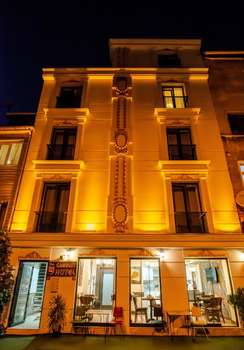 www.thecamelothotel.com