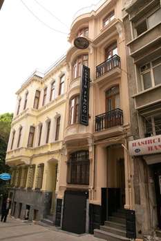 www.castlefrancosuites.com