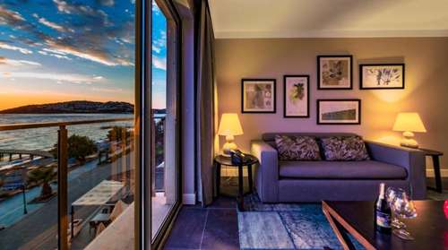www.lalocalsuites.com