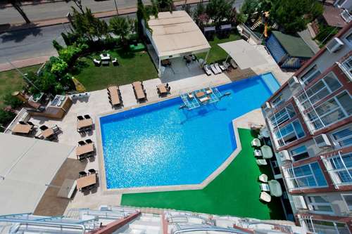 www.hotellaraworld.com