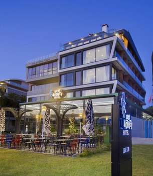 www.luckymonkeyhotel.com