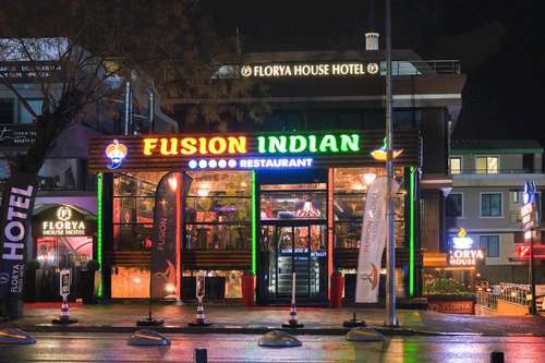 www.floryahousehotel.com