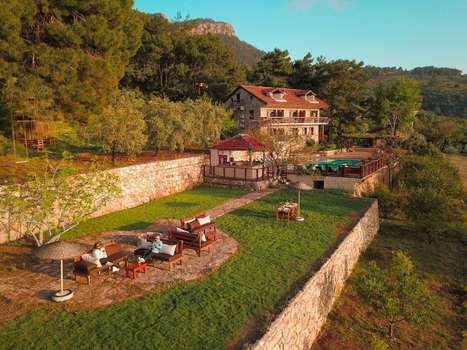 www.faraliahotel.com