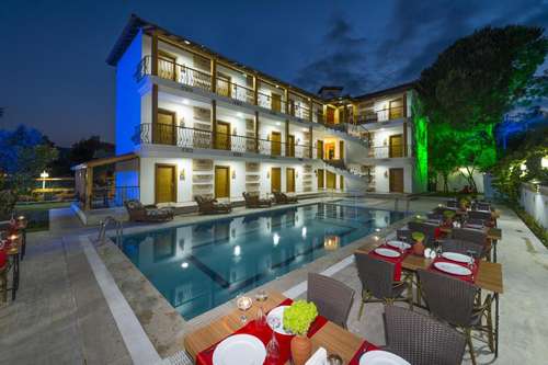www.amorehotels.com