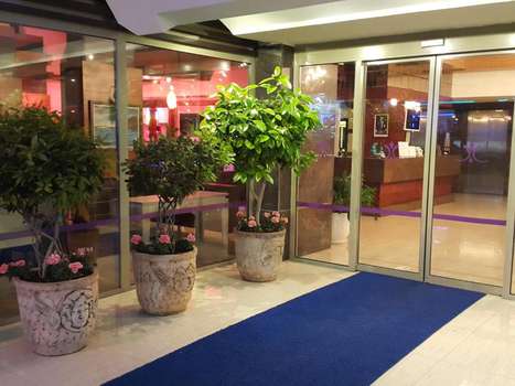 www.paradorhotels.com