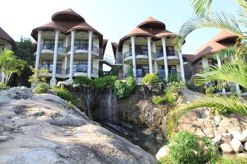 www.malaikabeachresort.com