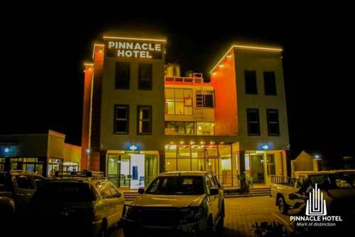 www.pinnaclehotelmbarara.com