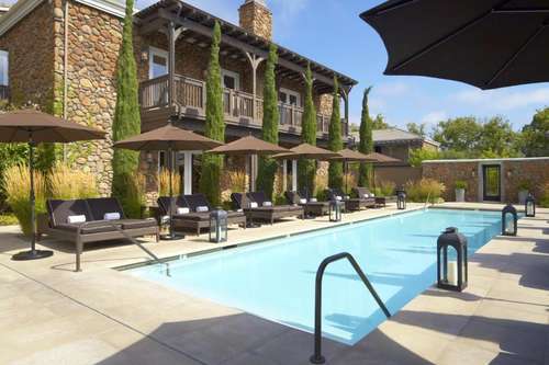 www.hotelyountville.com