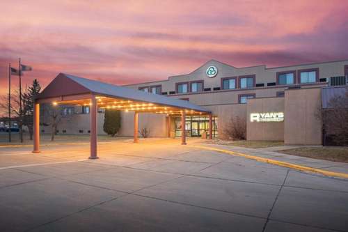 www.crossroadshotelhuron.com