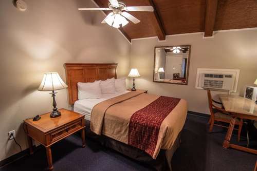 www.crowpeaklodge.com