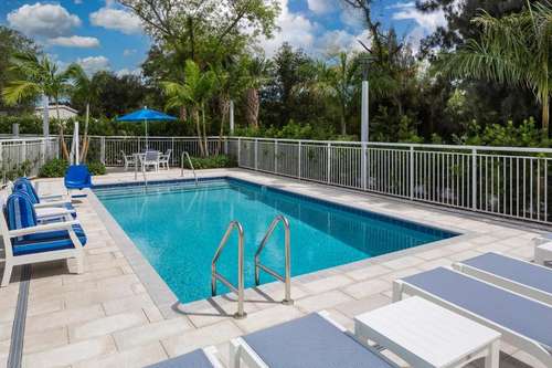 www.starsuitesverobeach.com