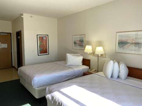 www.carlylelakeinn.com