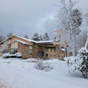 www.pinetopstudiosuites.com