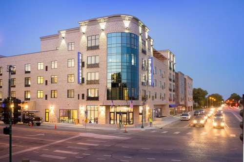 www.bluemonthotel.com