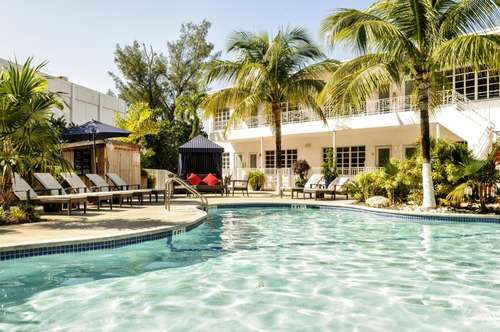 www.tradewindsapartmenthotel.com
