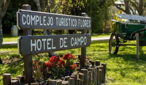 www.hoteldecampo-flores.com