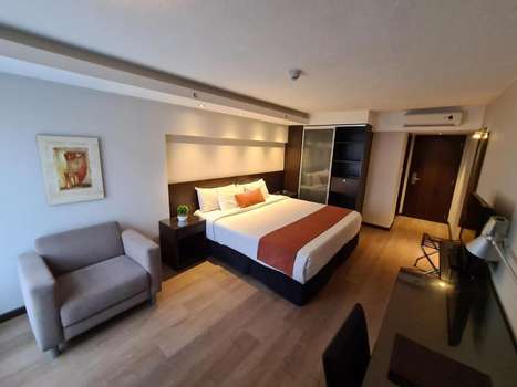 www.crystaltowerhotel.com.uy