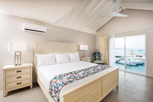www.hotelcaravelle.com